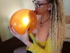 Pop ballon with red long nails