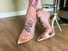 Tattooed babe in high heels shows off her wonderful feet